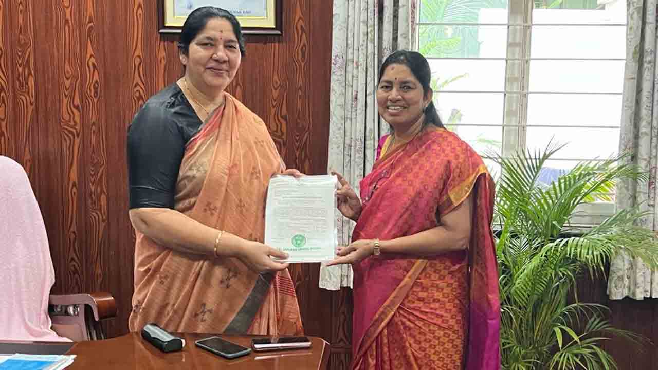 గిరిజన తండాల బీటీ రోడ్లకు నిధులు మంజూరు చేయండి : విప్ సునితామహేందర్‌ రెడ్డి