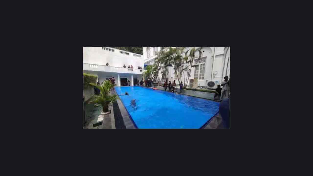 Sri Lanka Crisis:  శ్రీలంక అధ్య‌క్షుడి స్విమ్మింగ్ పూల్‌లో ఈత‌కొట్టిన నిర‌స‌న‌కారులు..వీడియో వైర‌ల్‌!!