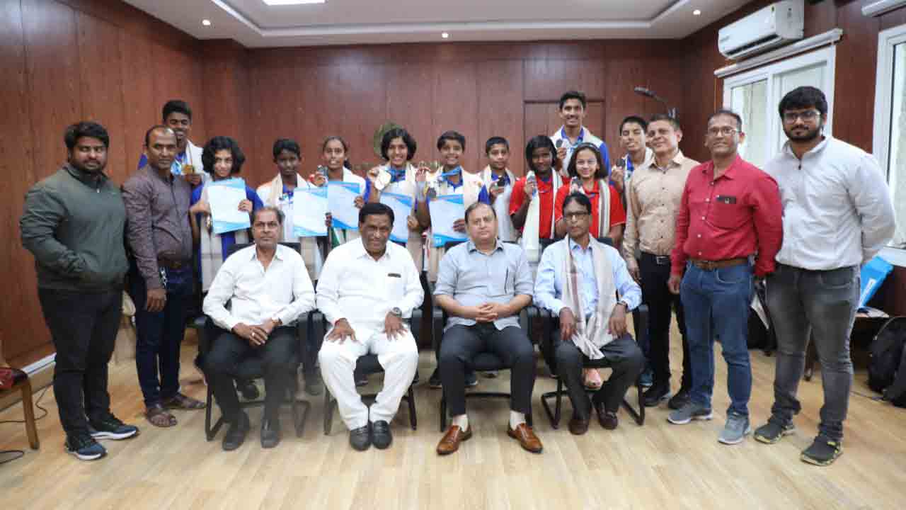 స్విమ్మర్లకు సాట్స్‌ సన్మానం