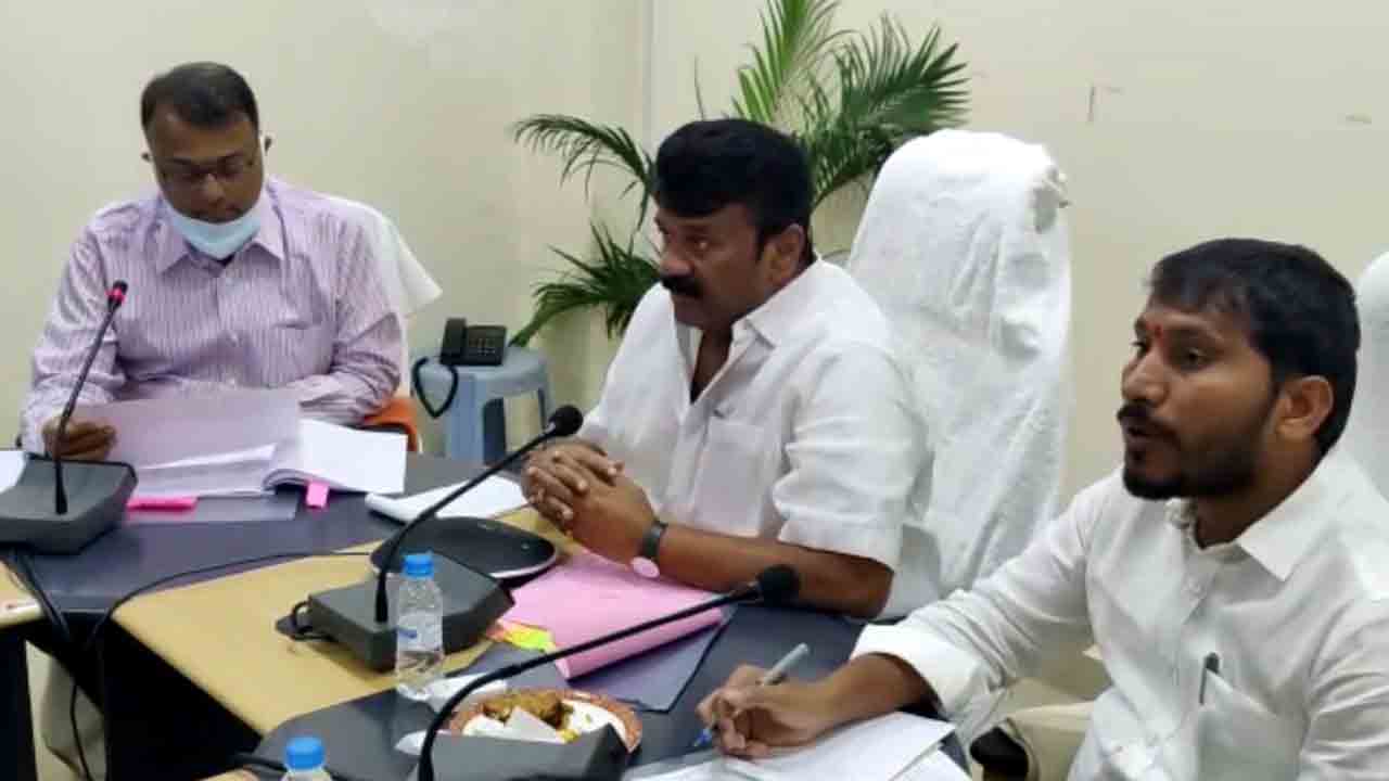 అన్ని పశువైద్య శాలల్లో మందులు అందుబాటులో ఉండాలి : మంత్రి తలసాని