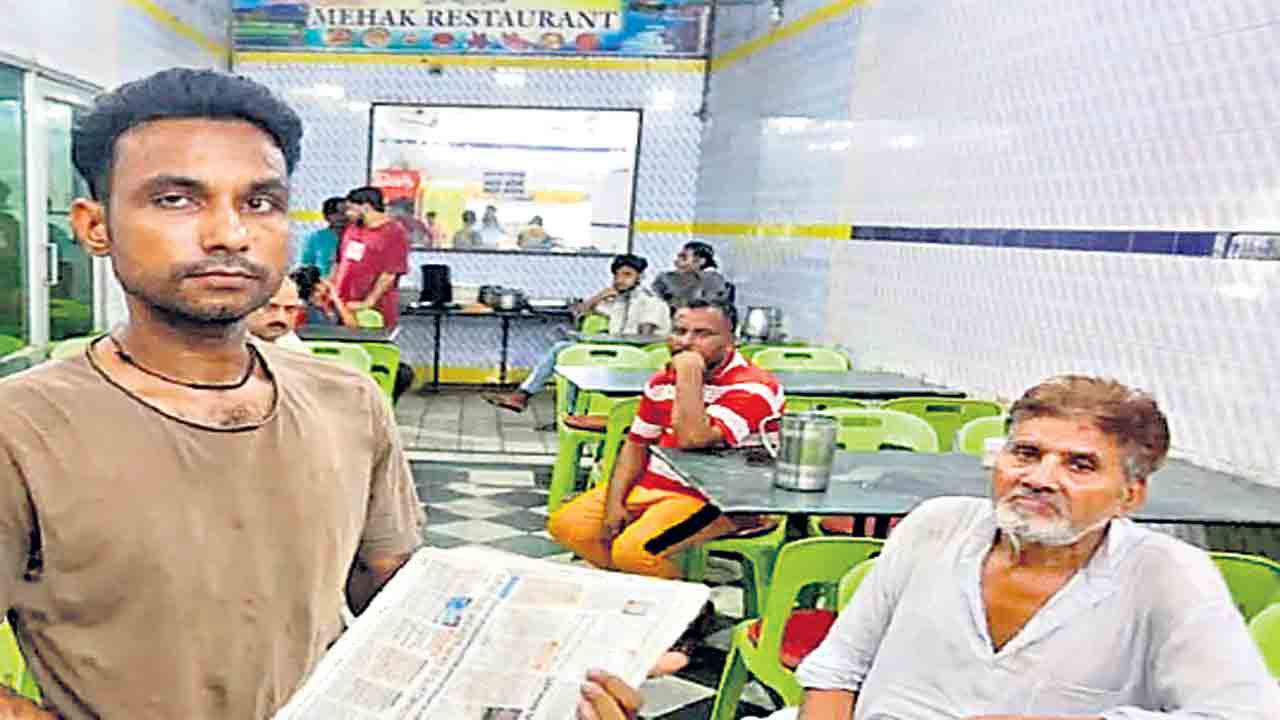 ఆ పేపర్లో పెట్టింది.. కోడి మాంసం కాదు రొట్టెలు