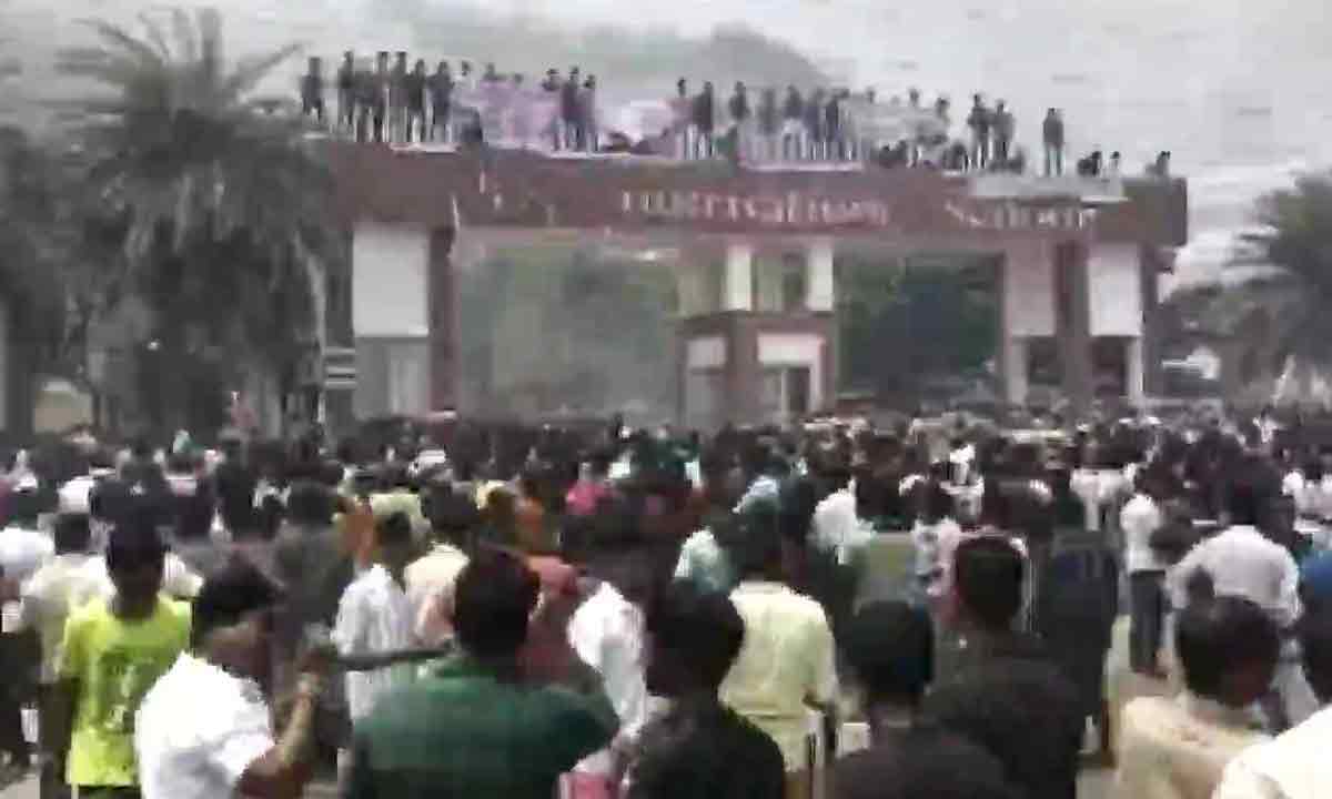 school girl death protests: త‌మిళ‌నాడులో ఉద్రిక్త‌త‌.. విద్యార్థిని మృతికి నిర‌స‌న‌గా ప్రైవేట్ స్కూల్‌పై మూక‌దాడి..వీడియో