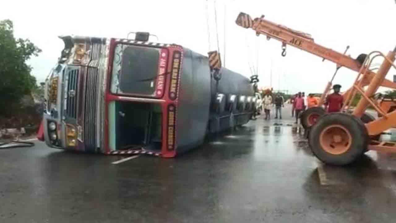 అవుటర్‌ రింగ్‌ రోడ్డుపై డీజిల్‌ ట్యాంకర్‌ బోల్తా..