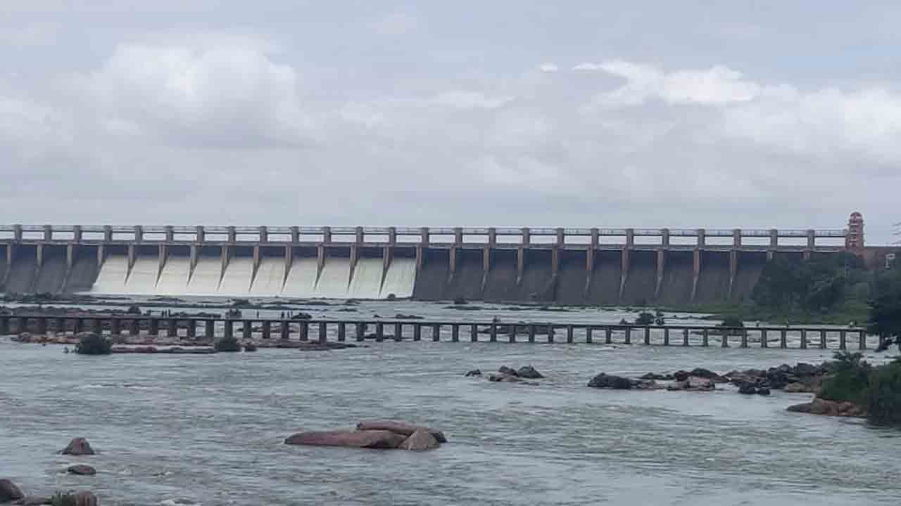 తుంగభద్ర డ్యాంకు భారీ వరద.. పదిగేట్లు ఎత్తి వేత