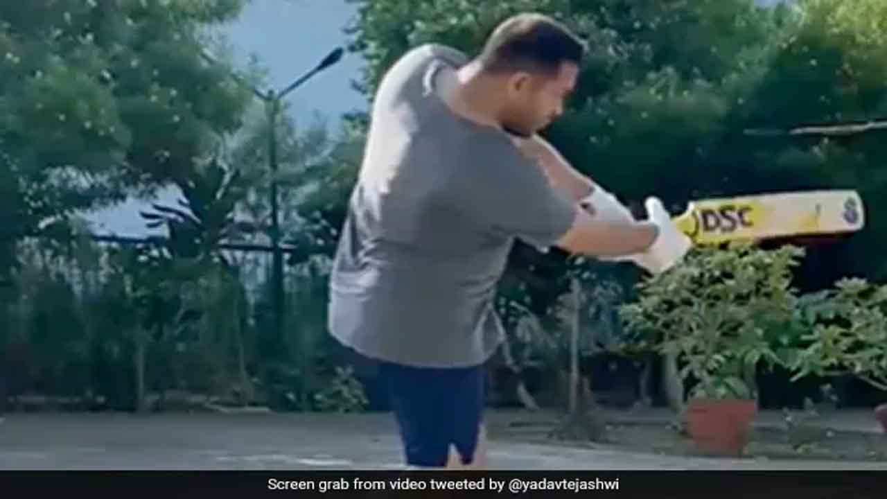 క్రికెట్ ఆడిన తేజ‌స్వి యాద‌వ్‌.. బ‌హుశా మోదీ ఎఫెక్టేమో !