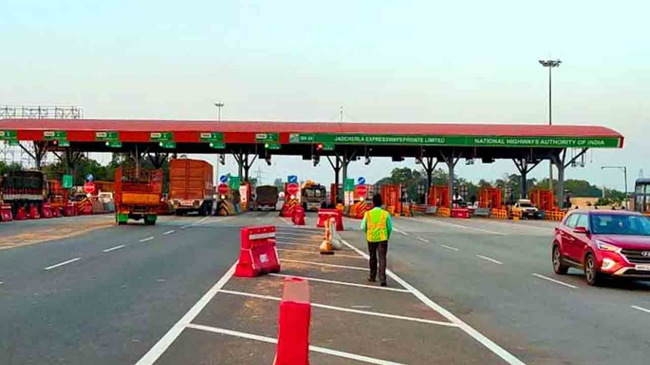 రాయికల్‌ టోల్‌ప్లాజా వద్ద డ్రగ్స్‌ పట్టివేత