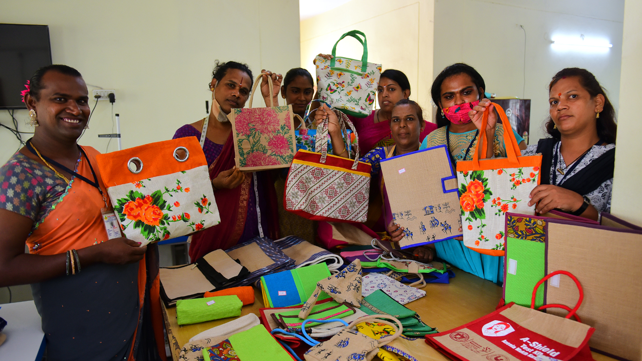 భిక్షాట‌న మానేసి అద్భుతాలు సృష్టిస్తున్న ట్రాన్స్‌జెండ‌ర్స్‌