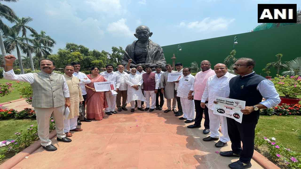 ధ‌ర‌ల పెరుగుద‌ల‌ను నిర‌సిస్తూ పార్ల‌మెంట్‌లో టీఆర్ఎస్ ఎంపీల ఆందోళ‌న‌