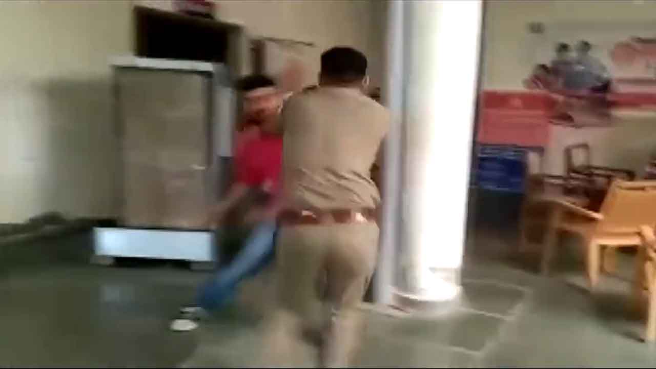 పోలీస్ స్టేష‌న్‌లోనే పోలీసును చిత‌క్కొట్టిన వ్య‌క్తి.. వీడియో