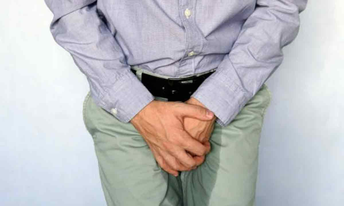 మూత్రాన్ని చాలాసేపు ఆపుకుంటున్నారా? అయితే, ఈ ముప్పు పొంచి ఉన్న‌ట్లే!!