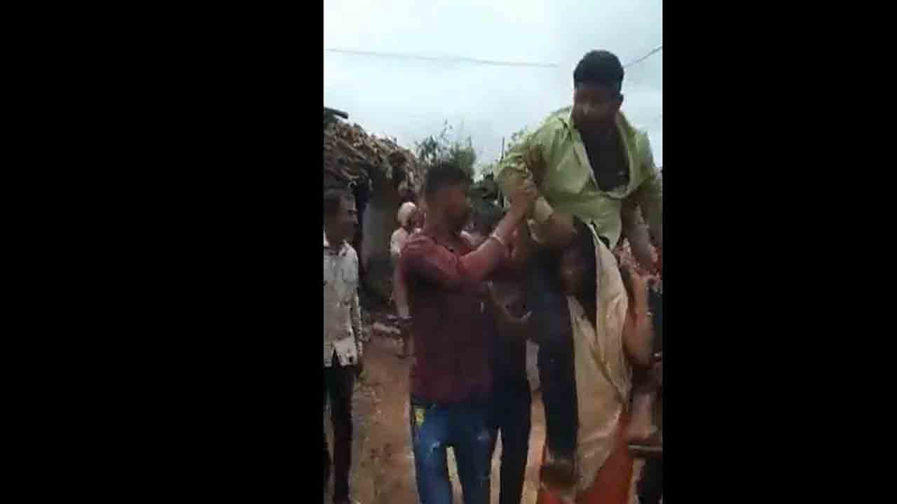 చితకబాది.. చెప్పుల దండ వేసి..