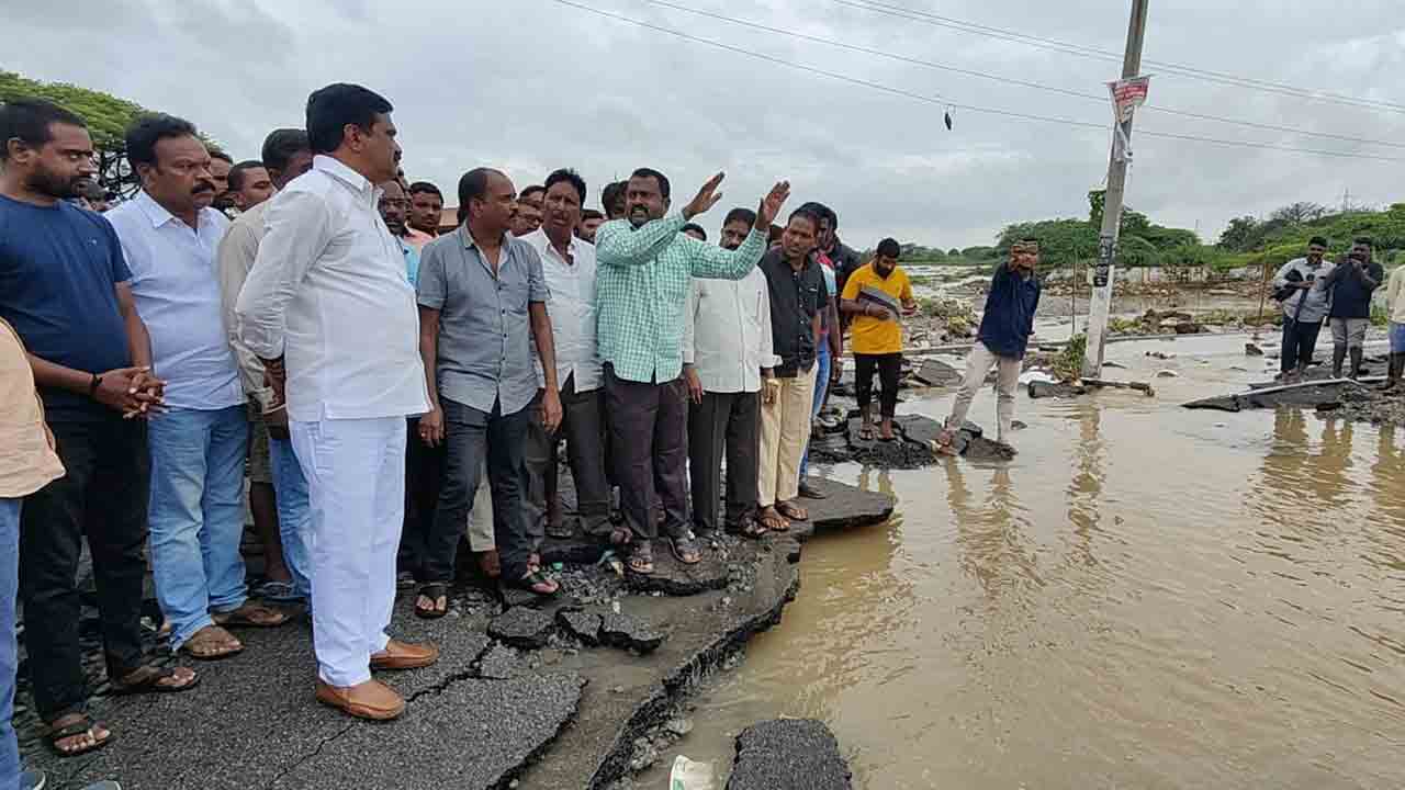 తెగిన పెద్దవాగు చెక్‌డ్యాం..పరిశీలించిన మంత్రి వేముల