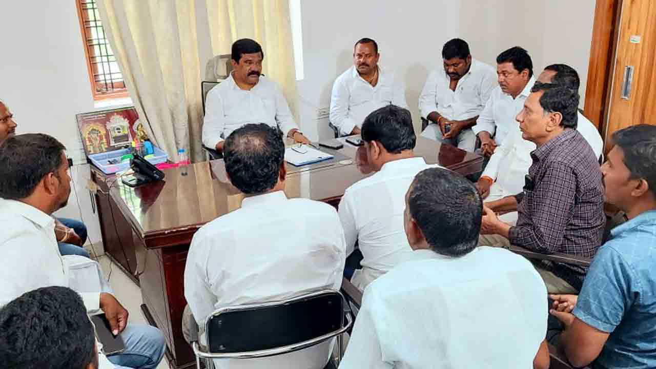 రోడ్ల మరమ్మతు పనులు వెంటనే చేపట్టాలి: మంత్రి వేముల