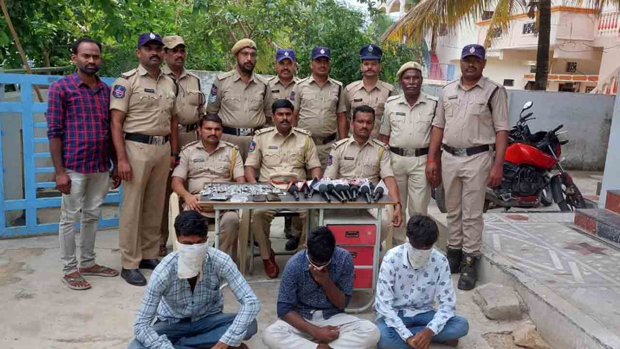 ముగ్గురు వ్యక్తుల నుంచి 58 గంజాయి ప్యాకెట్లు స్వాధీనం