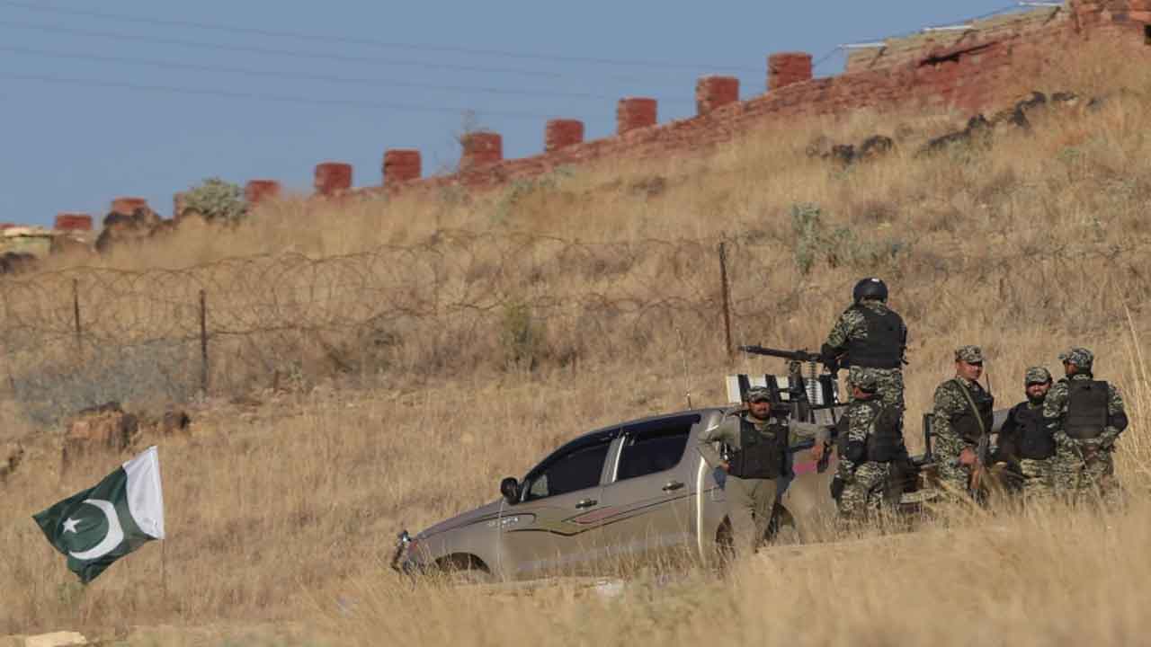 కాన్వాయ్‌పై సూసైడ్ అటాక్‌.. 10 మందికి గాయాలు