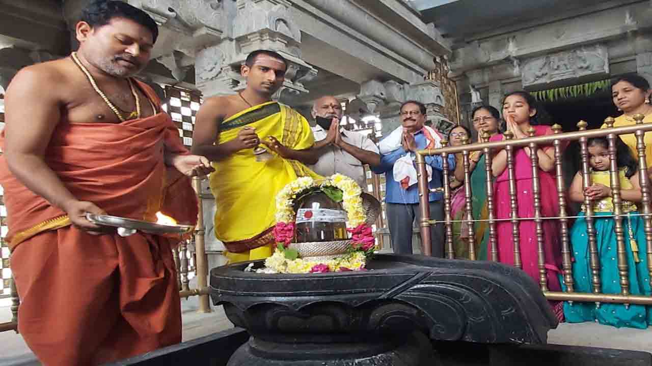 స్పటిక లింగానికి అభిషేకం