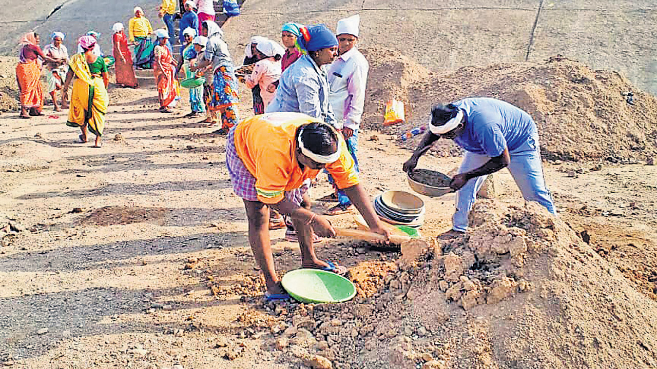 ఉపాధిపై కేంద్రం కుట్ర