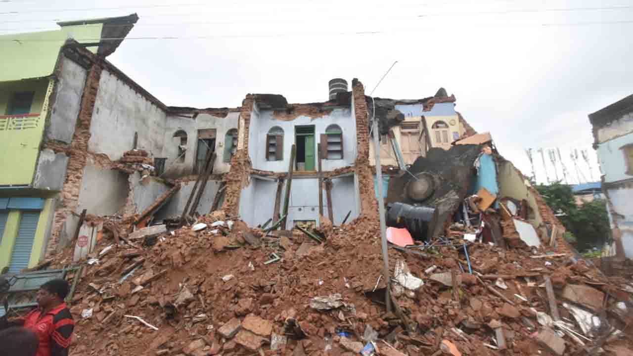 వరంగల్‌లో భారీ వర్షాలకు కూలిన బిల్డింగ్‌.. ఇద్దరు మృతి