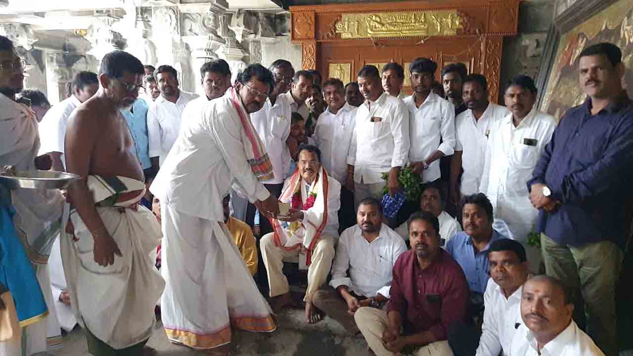 యాదాద్రీశుడిని దర్శించుకున్న మోత్కుపల్లి నర్సింహులు