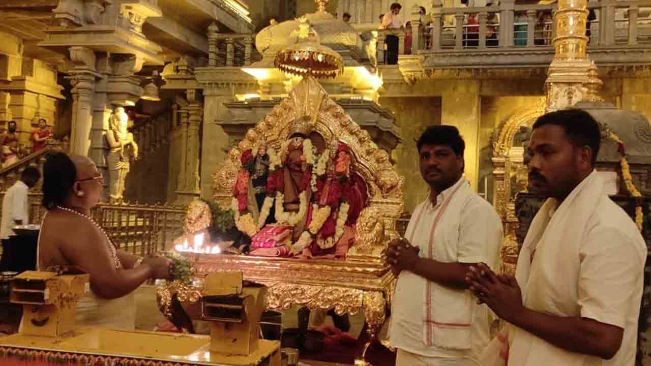 గుట్టలో స్వామివారికి దర్బార్‌ సేవ