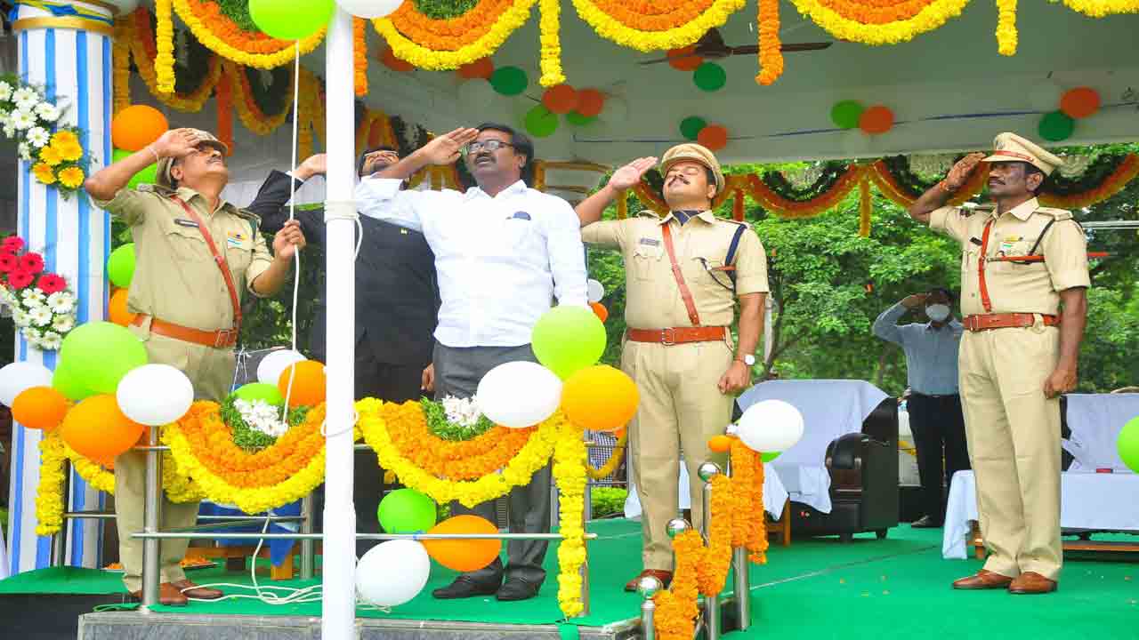 వాడవాడలా రెపరెపలాడిన జాతీయ జెండా