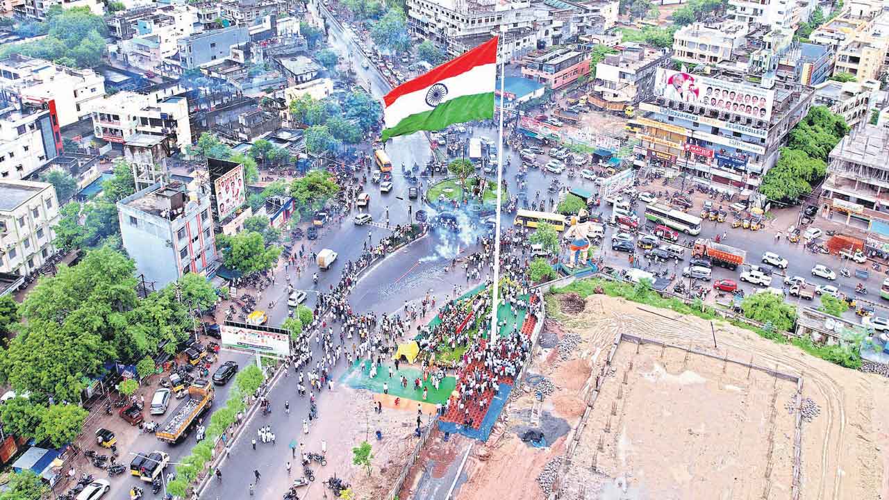 150 అడుగుల ఎత్తులో జాతీయ జెండా