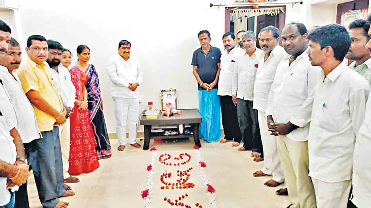 బాధిత కుటుంబాలకు ఎమ్మెల్సీ పరామర్శ