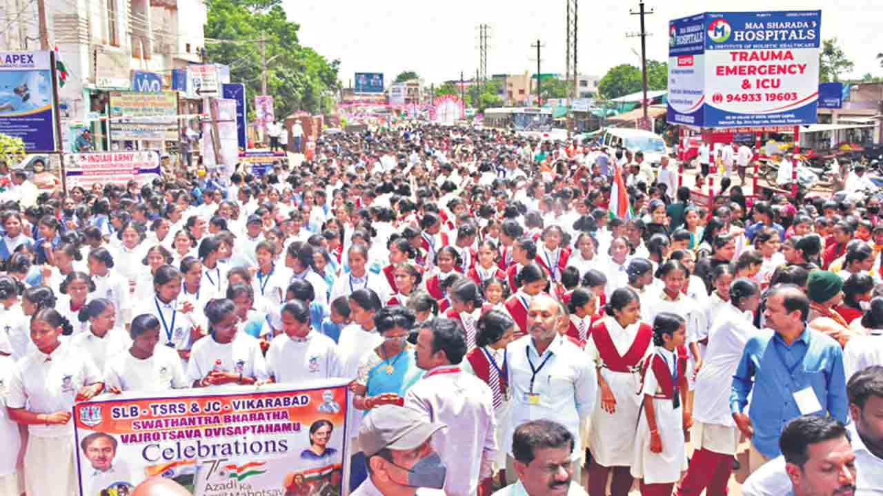 ఎక్కడి వారు అక్కడే..