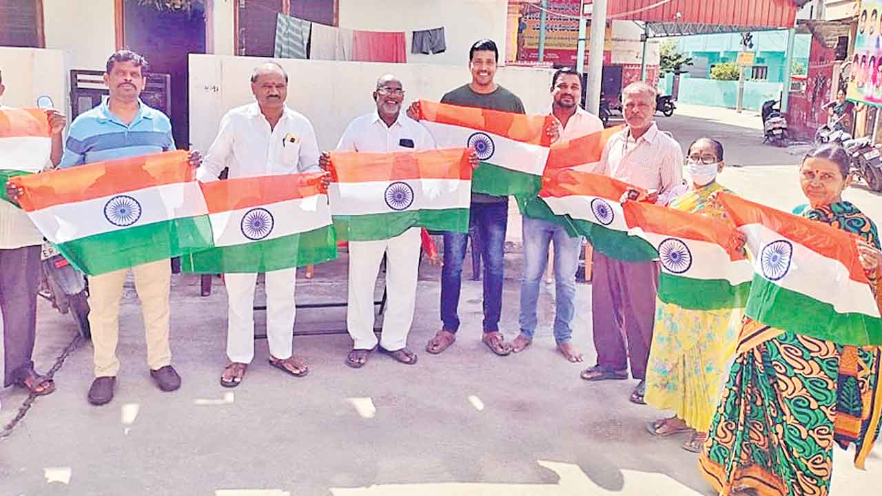 ఇంటింటా జాతీయ జెండాల పంపిణీ