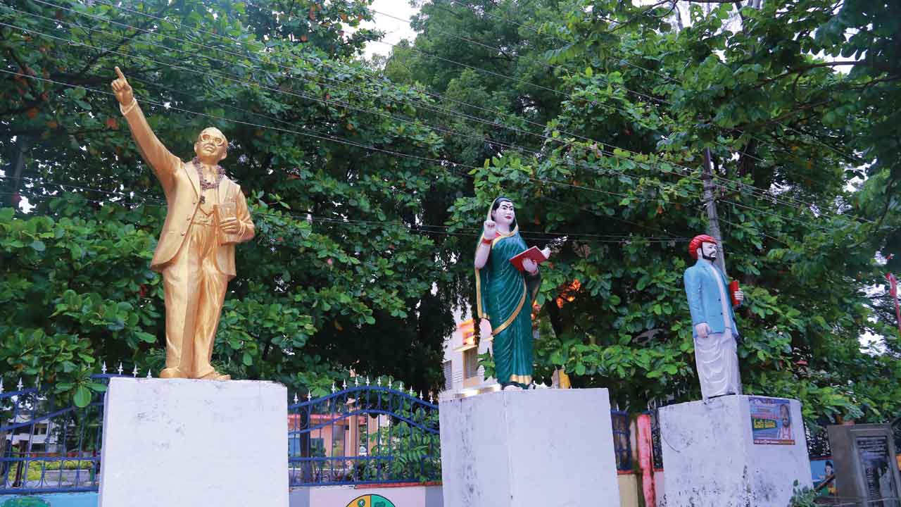 మహనీయులను మరువని గడ్డ