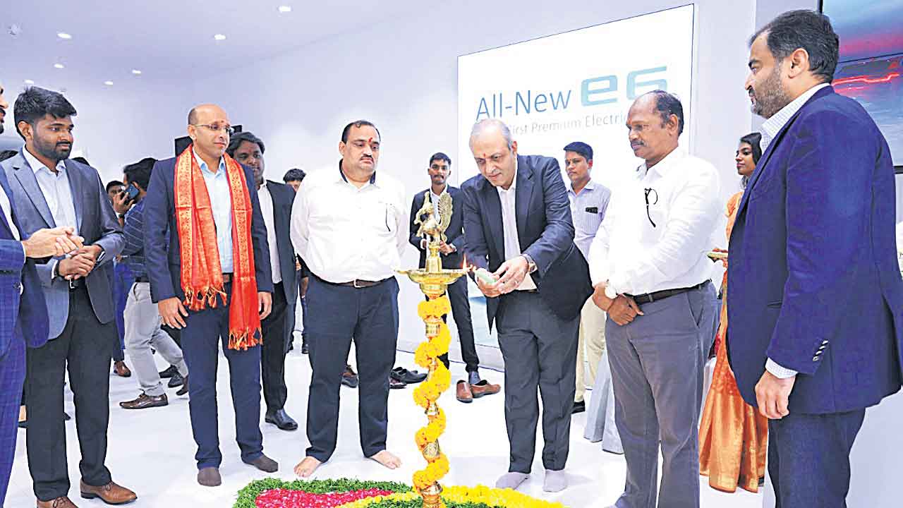 హైదరాబాద్‌లో బీవైడీ షోరూం