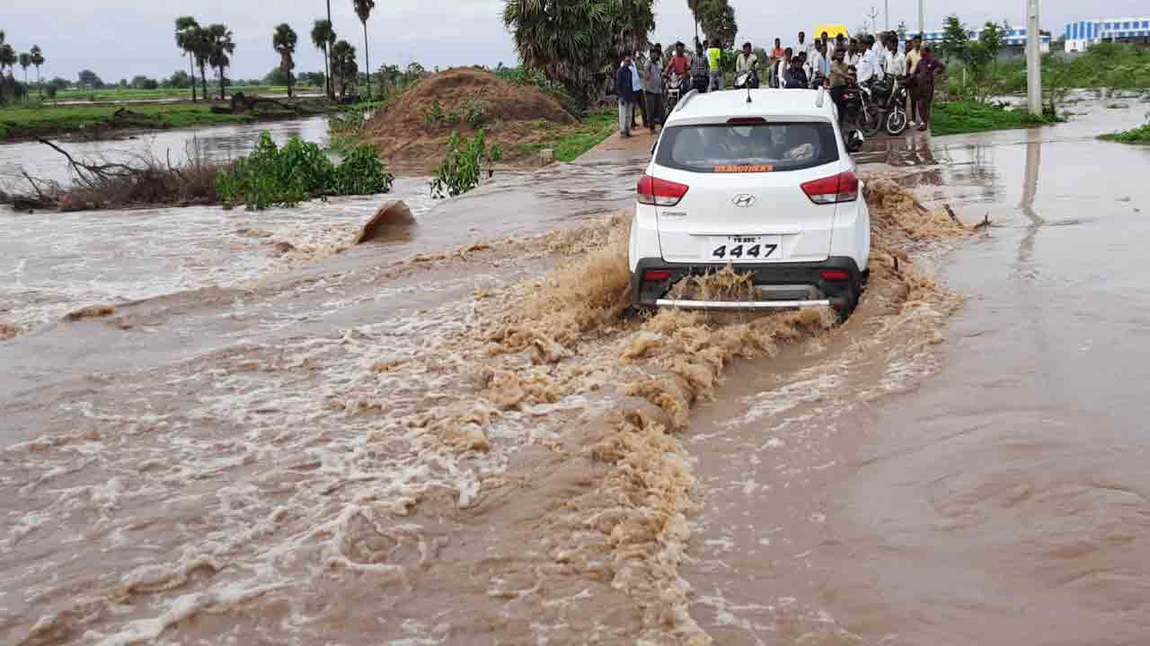 దంచి కొట్టిన వాన.. నడిగడ్డ అతలాకుతలం