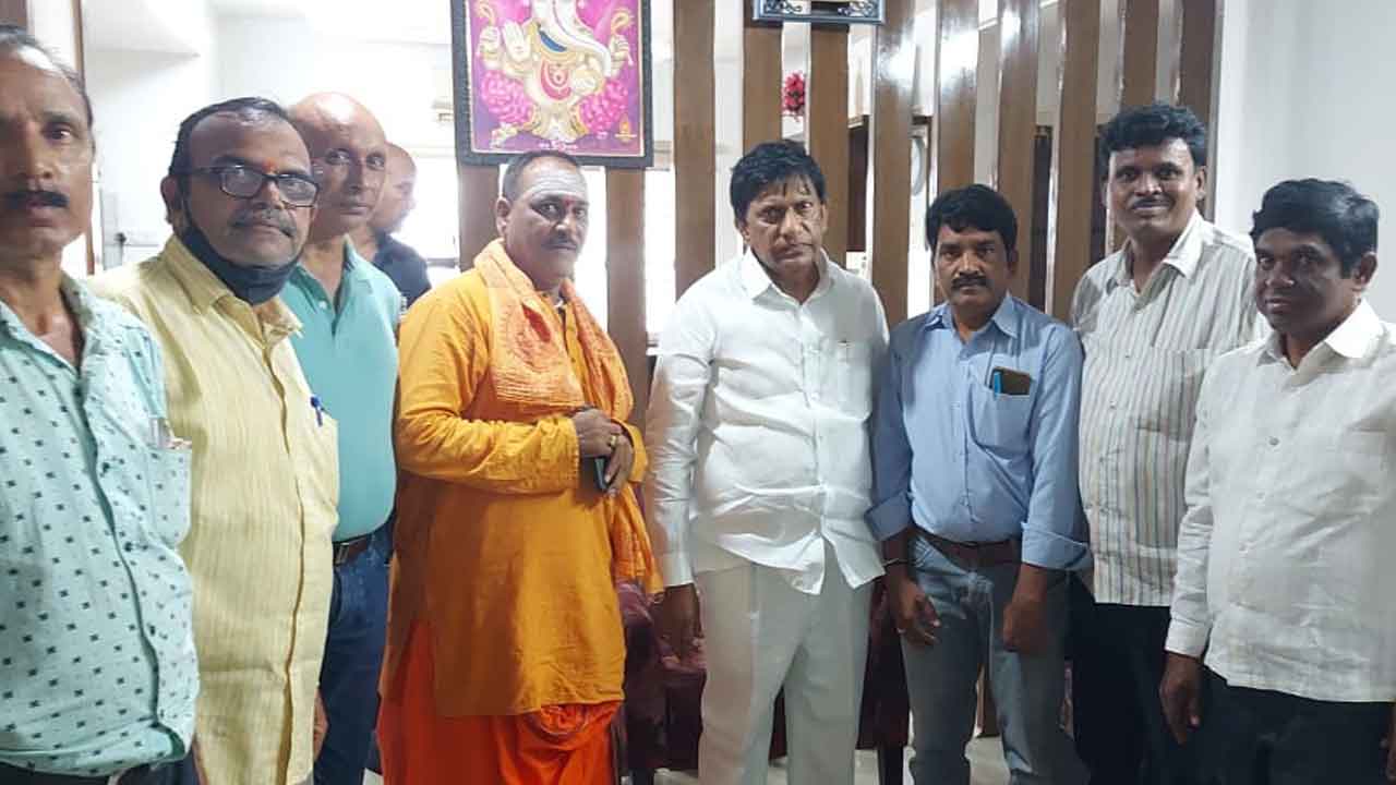 98 డీఎస్సీ అభ్యర్థులకు ఉద్యోగాలివ్వాలి