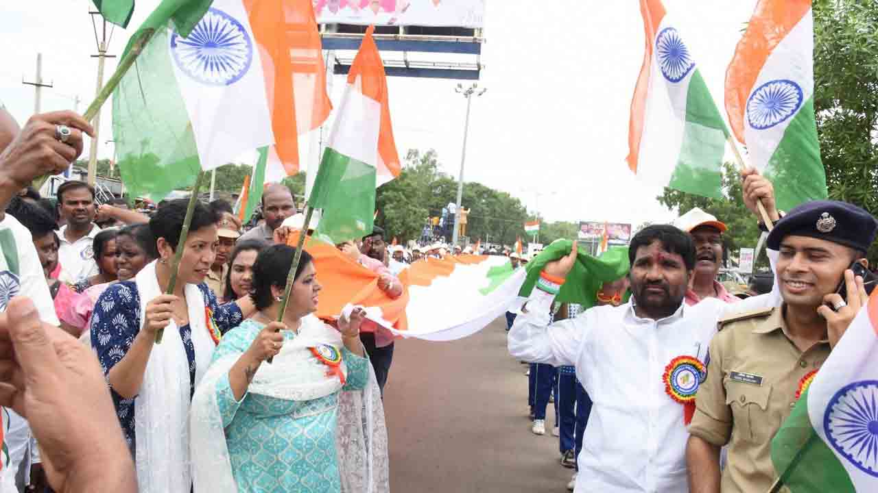 అమరవీరుల త్యాగాలు స్మరించుకోవాలి