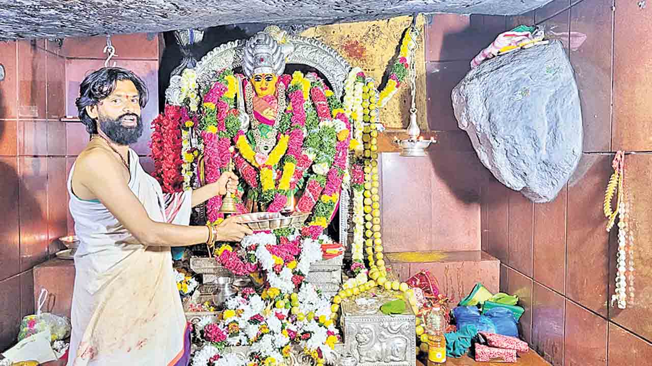 ఏడుపాయల్లో కిక్కిరిసిన భక్తులు