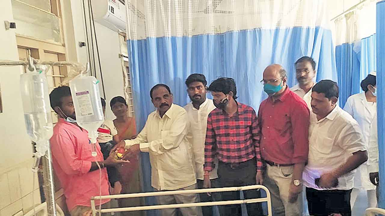 పండగలా పండ్ల పంపిణీ