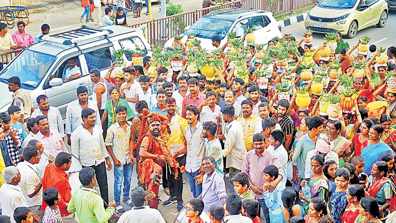 వైభవంగా బోనాలు