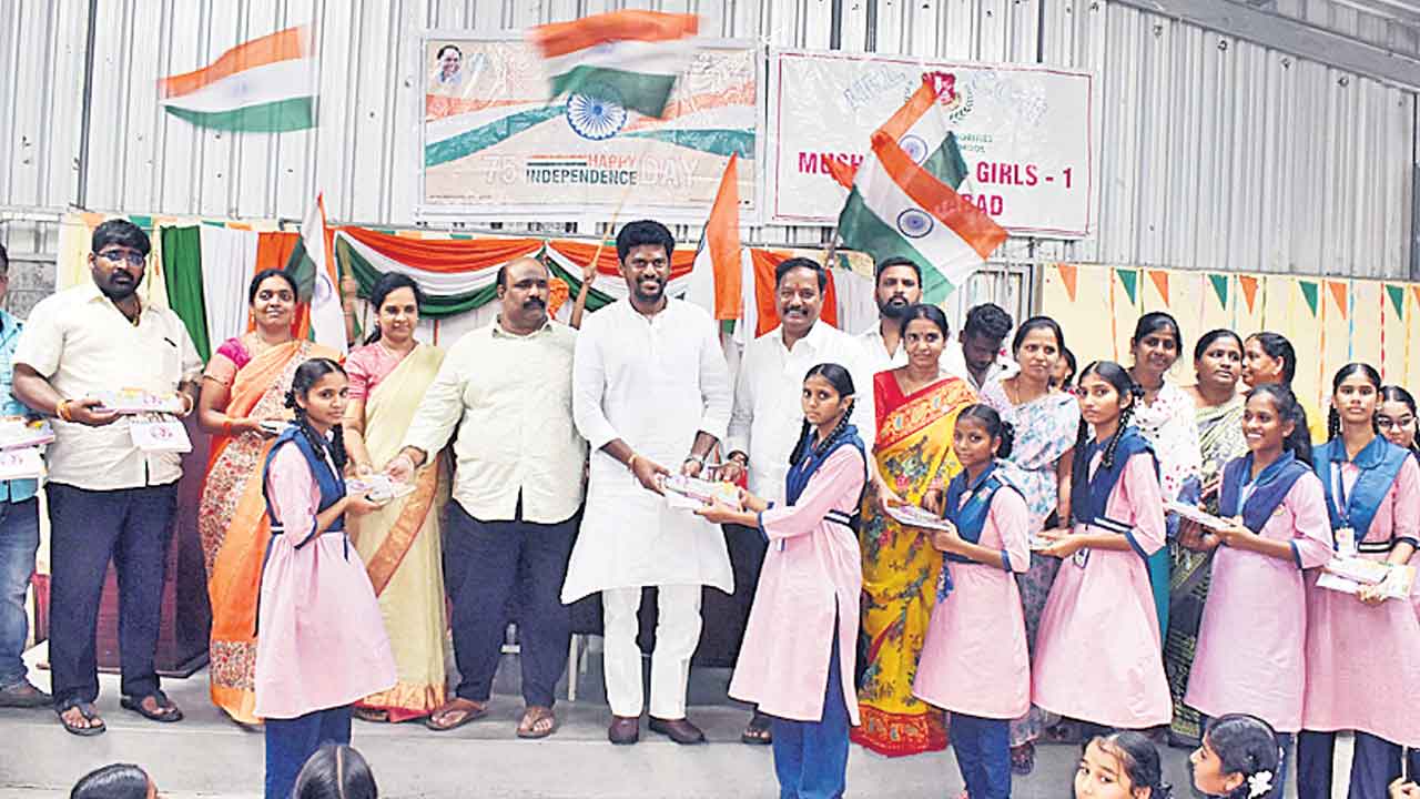 విద్యకు సీఎం కేసీఆర్‌ పెద్ద పీట