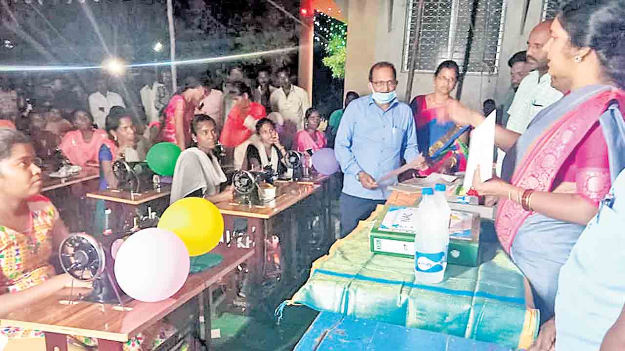 టైలరింగ్‌లో ప్రావీణ్యం సాధించాలి