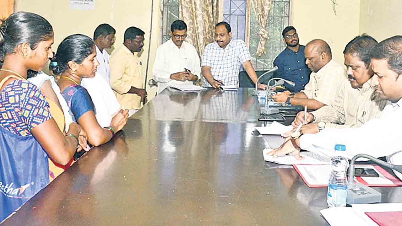 ‘డబుల్‌ బెడ్రూమ్‌’లు ఇవ్వండి