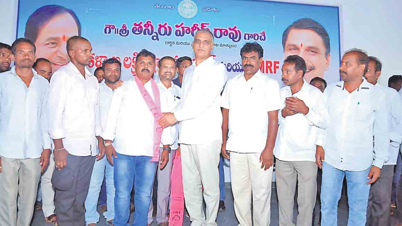 మోదీ.. ఏడాదికి 2 కోట్ల ఉద్యోగాలేవి?