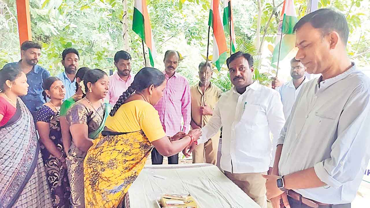 ఇంటింటా రాఖీ సందడి..