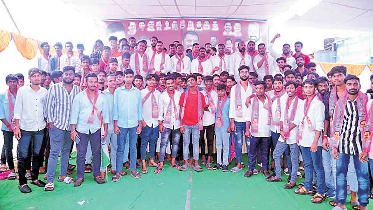 బీజేపీని వీడి టీఆర్‌ఎస్‌లోకి..