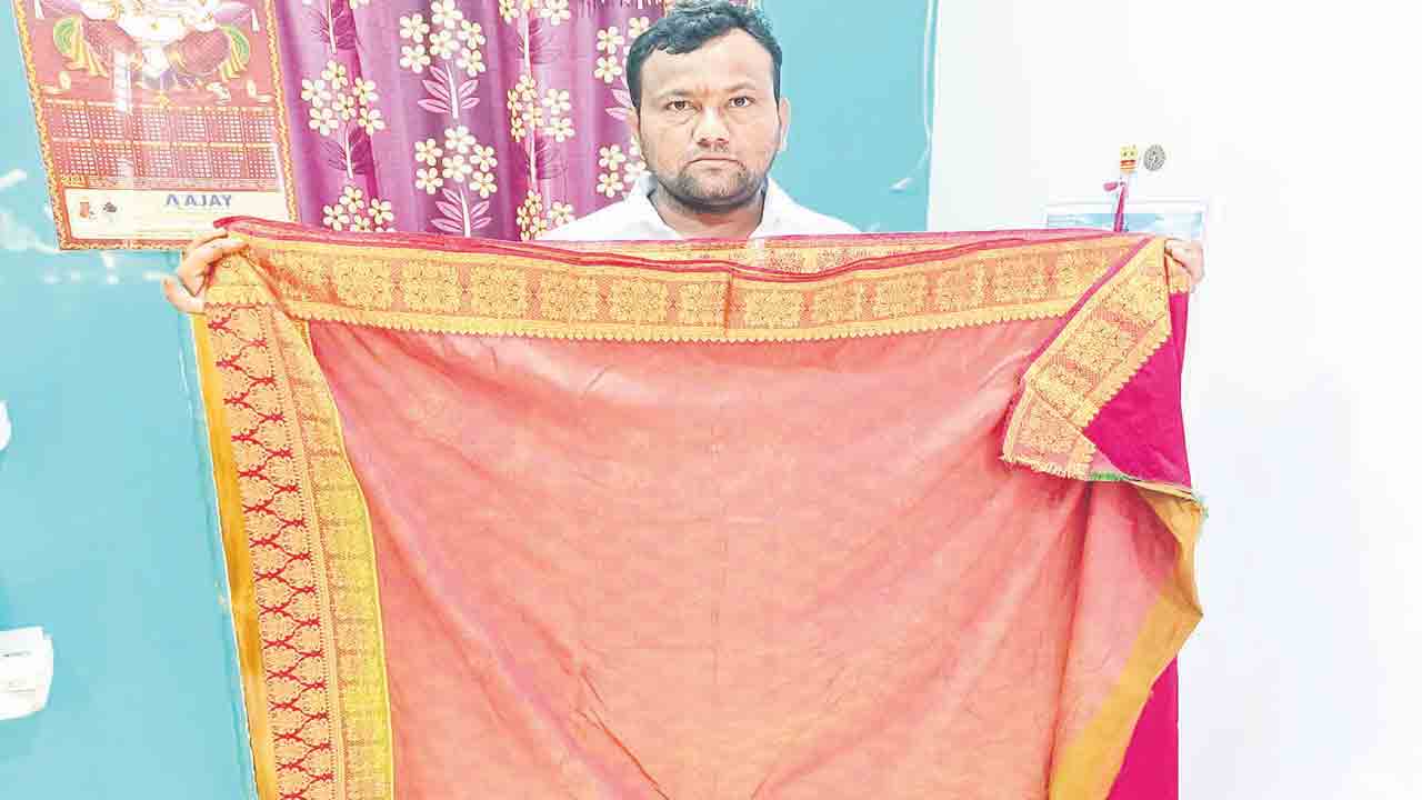 మరమగ్గంపై పరిమళాలు వెదజల్లే పట్టుచీర