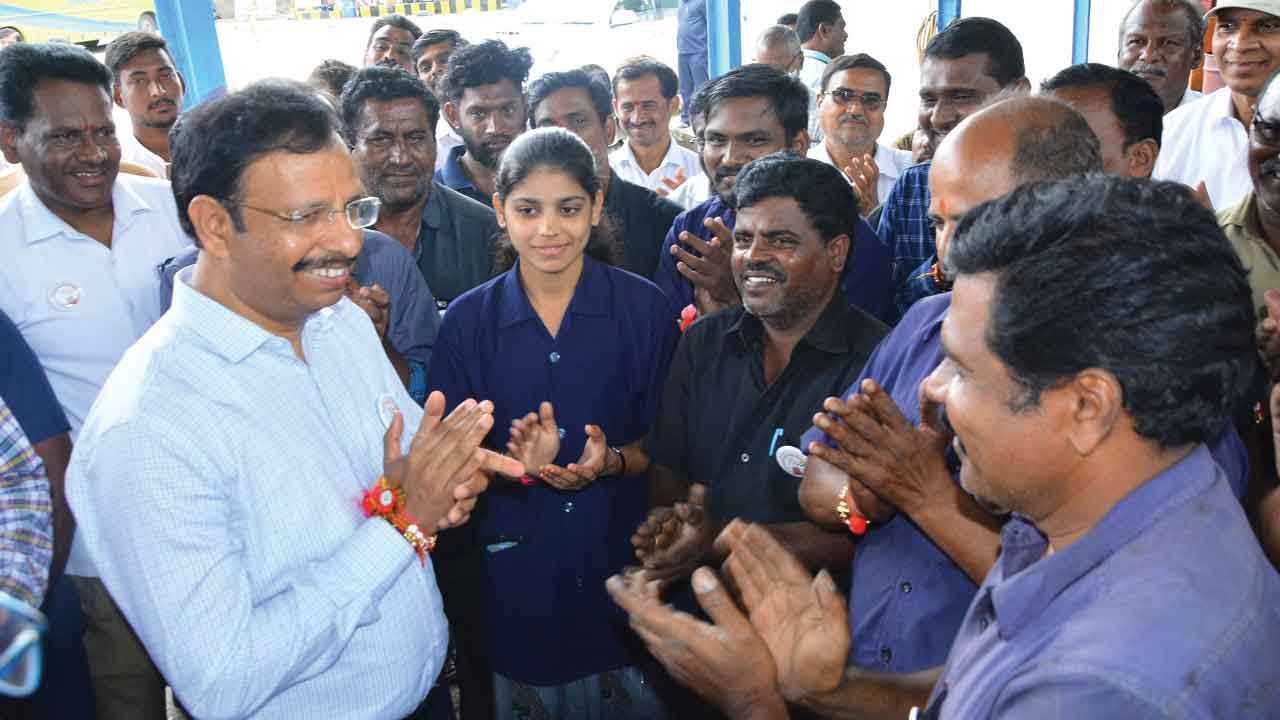 ప్రయాణికులకు మెరుగైన సేవలు అందిస్తాం