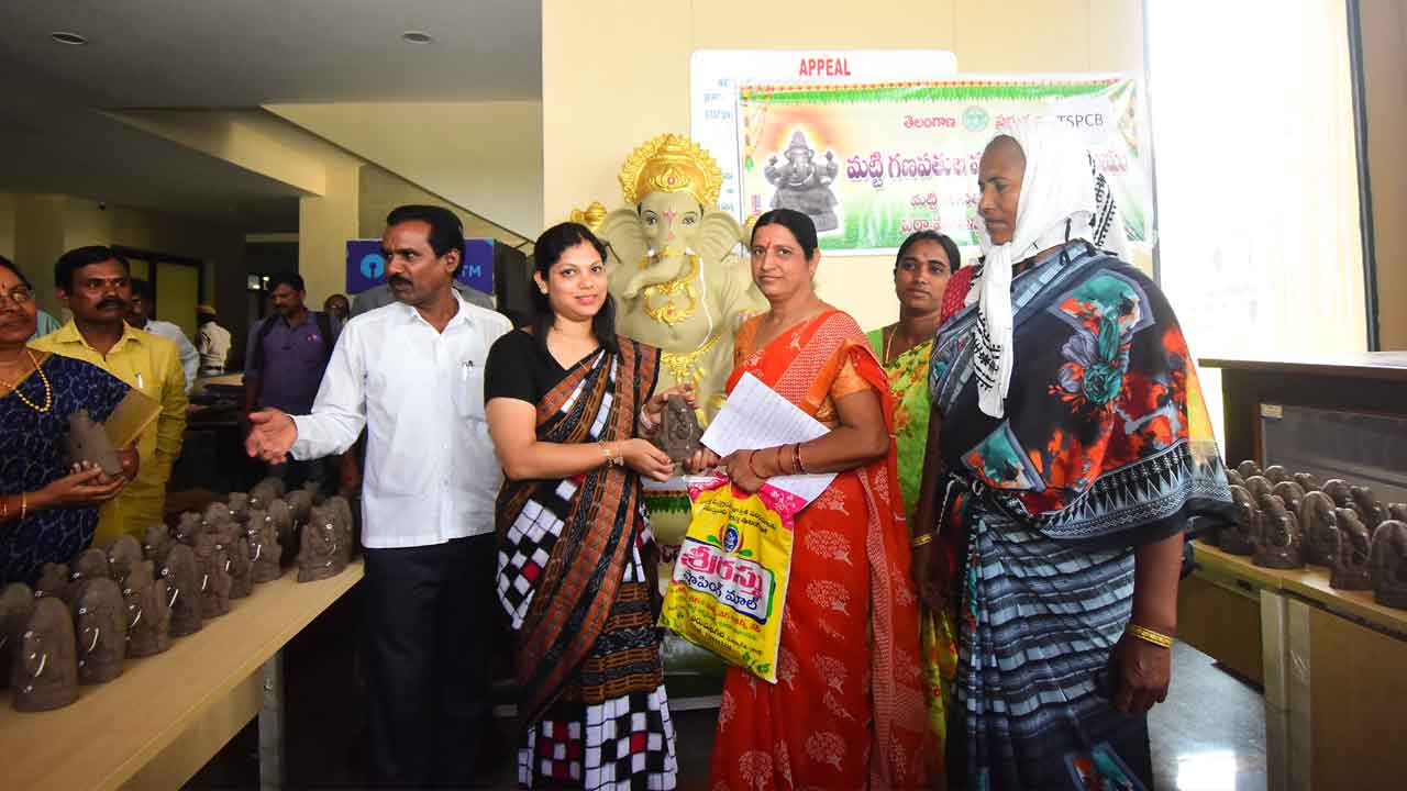 పర్యావరణ పరిరక్షణకు మట్టి విగ్రహాలనే ప్రతిష్ఠించాలి