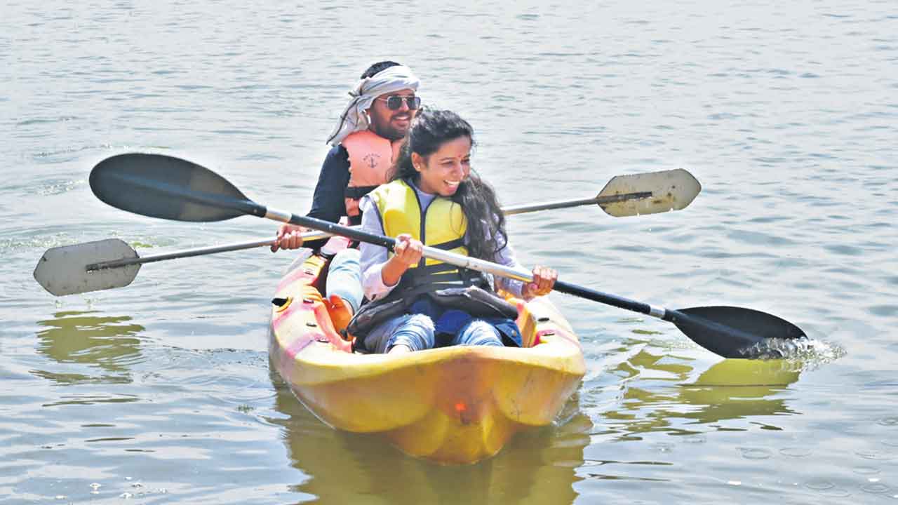 బోటులో షికారు..