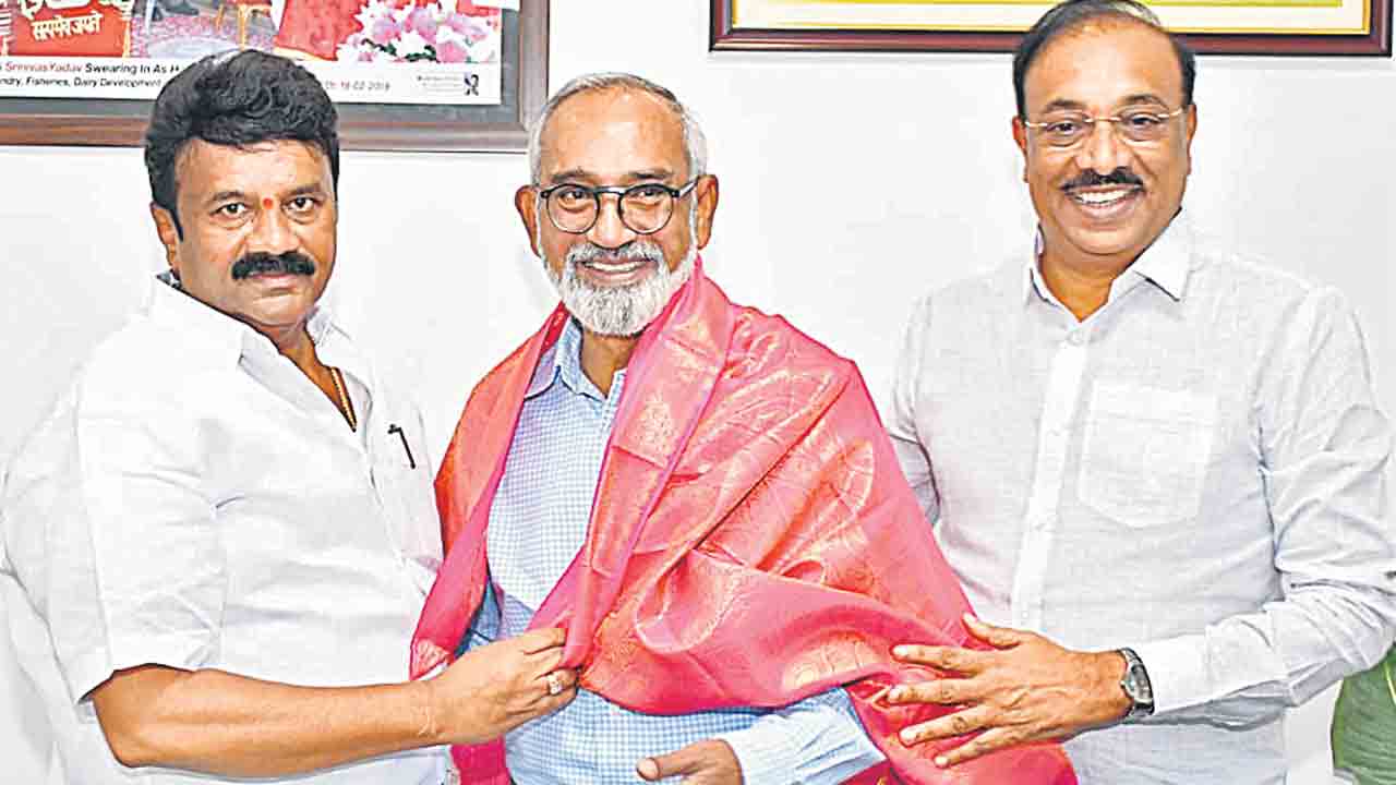 ఫిలింఛాంబర్‌ అధ్యక్షుడికి అభినందన