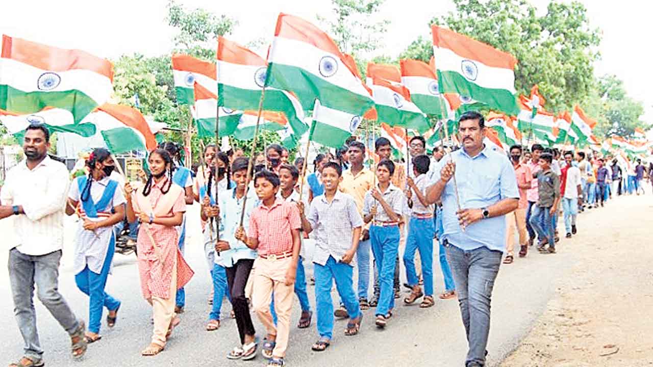 స్వాతంత్య్ర స్ఫూర్తి నింపేందుకే..