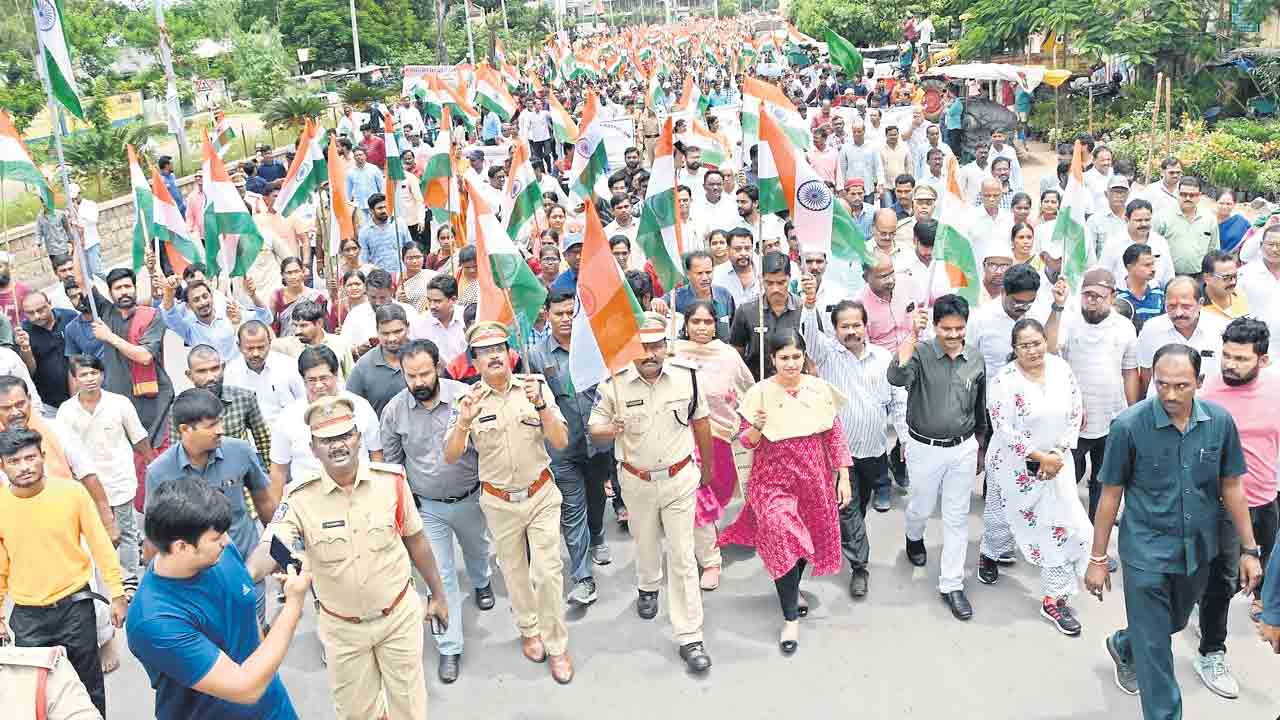పండుగ వాతావరణంలో ఫ్రీడం ర్యాలీ